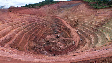 Ein Riesenbagger verändert Land und Menschen: »Gold in Schwarz u... Ein Riesenbagger verändert Land und Menschen: »Gold in Schwarz u...