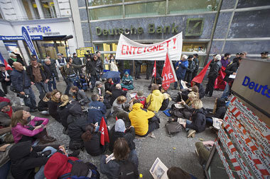 Symbolisch besetzt und enteignet: Bankenaktionstag von ATTAC am
... Symbolisch besetzt und enteignet: Bankenaktionstag von ATTAC am
...