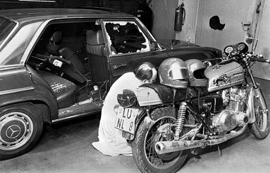 Bubacks Mercedes sowie das Motorrad der RAF-Mitglieder am 7.
Apr... Bubacks Mercedes sowie das Motorrad der RAF-Mitglieder am 7.
Apr...