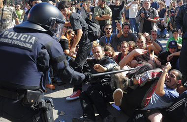 Polizisten im Einsatz gegen Streikposten in Barcelona.
UGT-Sprec... Polizisten im Einsatz gegen Streikposten in Barcelona.
UGT-Sprec...
