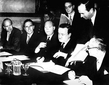 Der ehemalige Nazi-Bankier Hermann Josef Abs unterzeichnet die
V...