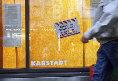 Wenn große Konzerne wie Karstadt in die Insolvenz gehen,
b... Wenn große Konzerne wie Karstadt in die Insolvenz gehen,
b...