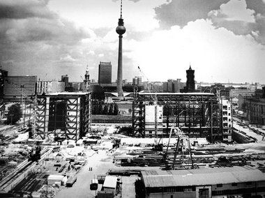 Von 1973 bis 1976 wurde der Palast der Republik nach Plänen des ...
