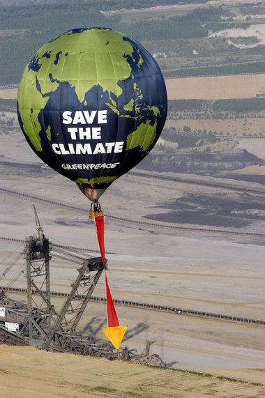 Greenpeace-Aktion im Braunkohletagebau Hambach im Mai 2004