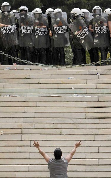 Widerstand gegen Spardiktat von EU und IWF – Demonstrant
v... Widerstand gegen Spardiktat von EU und IWF – Demonstrant
v...