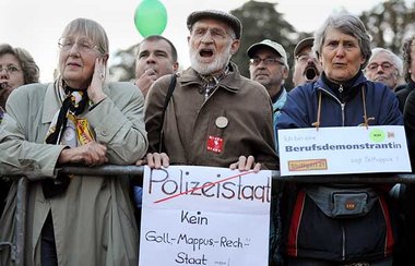 Am Tag danach: Mehr als 100000 Demonstranen im Stuttgarter
Schlo... Am Tag danach: Mehr als 100000 Demonstranen im Stuttgarter
Schlo...