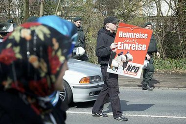 28. März: Neonazidemonstration in Duisburg für
Zwangsa... 28. März: Neonazidemonstration in Duisburg für
Zwangsa...