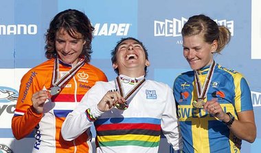 Wer zuletzt lacht … (v.l.n.r. Marianne Vos, Giorgia
Bronz... Wer zuletzt lacht … (v.l.n.r. Marianne Vos, Giorgia
Bronz...