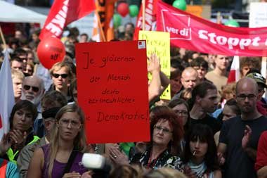 Am 11. September demonstrierten in Berlin Tausende gegen
Polizei... Am 11. September demonstrierten in Berlin Tausende gegen
Polizei...