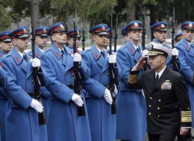 Auf Inspektion – NATO-Oberbefehlshaber in Europa,
US-Admir... Auf Inspektion – NATO-Oberbefehlshaber in Europa,
US-Admir...