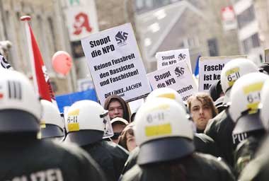 Proteste gegen einen NPD-Aufmarsch im
nordrhein-westfälisch... Proteste gegen einen NPD-Aufmarsch im
nordrhein-westfälisch...