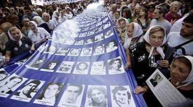 »Mütter der Plaza de Mayo« mit Fotos ihrer
&raq... »Mütter der Plaza de Mayo« mit Fotos ihrer
&raq...