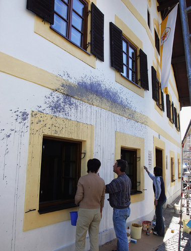 Farbattacke aufs Geburtshaus