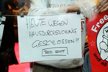 Schaufenster des Kreuzberger Antifa-Ladens »Red
Stuff&laqu... Schaufenster des Kreuzberger Antifa-Ladens »Red
Stuff&laqu...