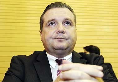Regierungschef Mappus: »Bereit zu einem klaren
Signal&laqu... Regierungschef Mappus: »Bereit zu einem klaren
Signal&laqu...
