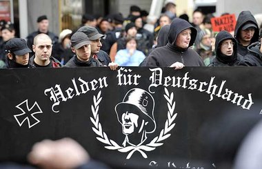 Unter Polizeischutz: »Heldengedenkmarsch« von
Neonaz... Unter Polizeischutz: »Heldengedenkmarsch« von
Neonaz...
