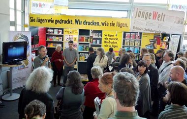 Andrang am Stand des Verlags 8. Mai auf der Buchmesse
Frankfurt/
