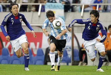 Wie an der Strippe gezogen: Endo Yasuhito, Lionel Messi und Atsu... Wie an der Strippe gezogen: Endo Yasuhito, Lionel Messi und Atsu...