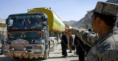 Benzintransporter f&uuml;r die NATO-Truppen am Sonntag am
Grenz&...