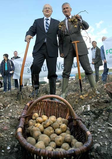 Bundeswirtschaftsminister Rainer Br&uuml;derle (FDP) und
BASF-Vo...