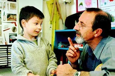 Lehrer Georges Lopez wirkt altmodisch und liebevoll:
&raquo;Sein...