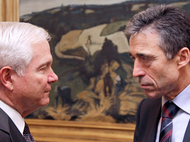US-Verteidigungsminister Robert Gates (l.) und
NATO-Generalsekre...