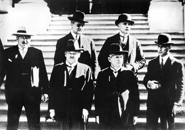 Reichskanzler Hans Luther (vorne rechts) und Reichsaußenminister...