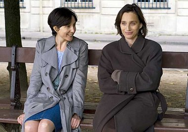 Lea (l.) versucht, Schwester Juliette aufzumuntern: &raquo;So
vi...