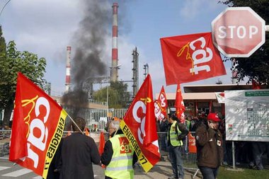 Gewerkschafter der CGT stehen Streikposten vor einer
Raffinerie
