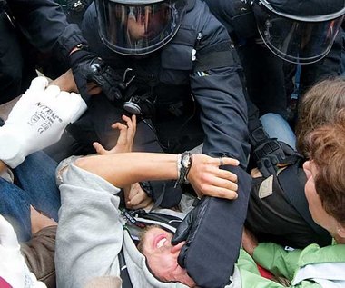 Schlagen ohne Erbarmen zu &ndash; Polizeieinsatz am 30.
Septembe...