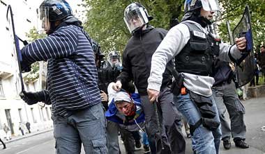 Sarkozys Aufr&auml;umer: Spezialeinheiten der Polizei am Montag
...
