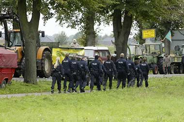 Noch nicht warmgelaufen: Polizisten am &raquo;Unruhetag&laquo;
a...