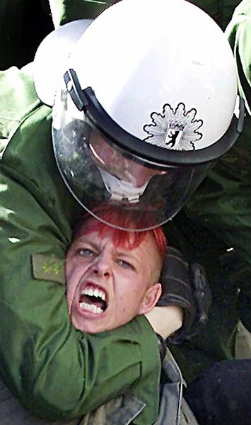 Immer wieder fallen Polizisten durch r&uuml;de Gewalt gegen
Demo...