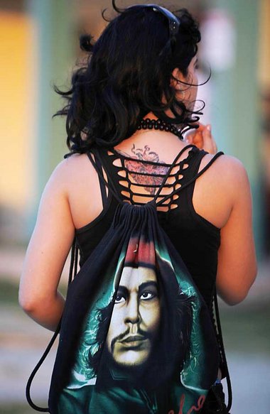 Eine junge Kubanerin mit Tattoo und dem Bild Che Guevaras am
Son...