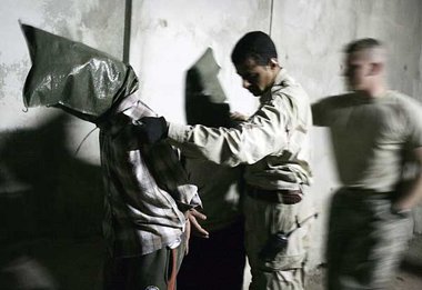 Ein irakischer und ein US-Soldat mit zwei Gefangenen. Die
nordam...