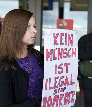 Protest gegen Massenabschiebungen am Flughafen Berlin-Schönefeld Protest gegen Massenabschiebungen am Flughafen Berlin-Schönefeld