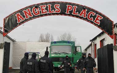 Polizisten durchsuchen im April 2010 das Vereinshaus der
Rockerb...