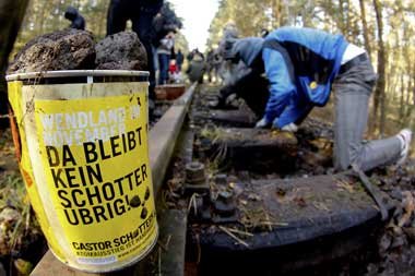 Stein f&uuml;r Stein aus dem Gleisbett: Atomkraftgegner
&uuml;bt...