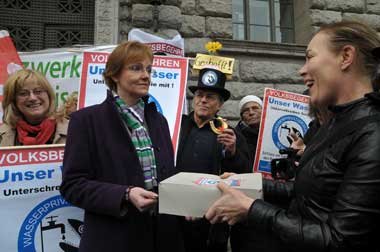 Ulrike Wiesemann vom »Wassertisch« übergibt
Unt... Ulrike Wiesemann vom »Wassertisch« übergibt
Unt...