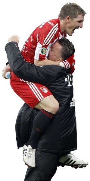 Ohne Videobeweis: Schweinsteiger im Anflug Ohne Videobeweis: Schweinsteiger im Anflug