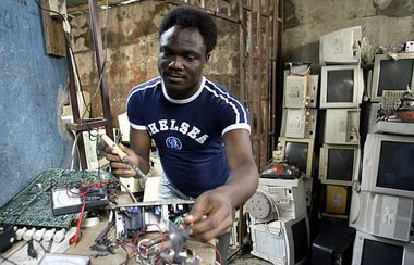 Computerwerkstatt in Lagos &ndash; vor allem westlicher
M&uuml;l...