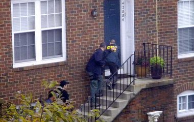 FBI-Agenten bei der Erst&uuml;rmung der Wohnung von Farooque
Ahm...