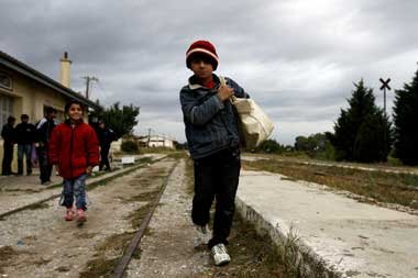 Flüchtlinge am Bahnhof von Nea Vissa, 1000 Kilometer nordöstlich...