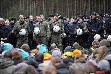 Sitzblockade vor dem Zwischenlager Gorleben w&auml;hrend des
Cas...