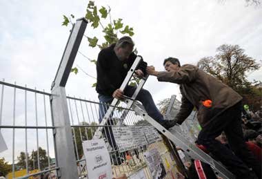 Mit einer Baumpflanzaktion protestierten Robin-Wood-Aktivisten
a...