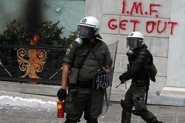 Athen, 5. Mai: Bereitschaftspolizei am Eingang eines
Luxushotels... Athen, 5. Mai: Bereitschaftspolizei am Eingang eines
Luxushotels...