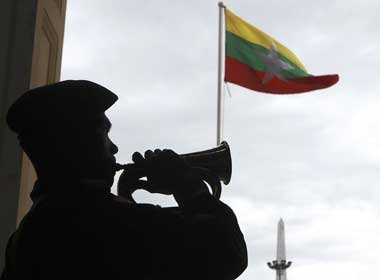 Mitglied der Ehrengarde Myanmars bei einer Flaggenzeremonie in
Y... Mitglied der Ehrengarde Myanmars bei einer Flaggenzeremonie in
Y...