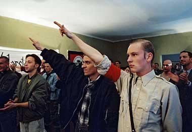 Tommy und Heiko landen in der DDR im Gefängnis. Sie
geraten... Tommy und Heiko landen in der DDR im Gefängnis. Sie
geraten...