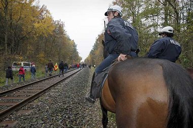 Berittene Polizei eskortierte eine »Schatzsuche«
von... Berittene Polizei eskortierte eine »Schatzsuche«
von...