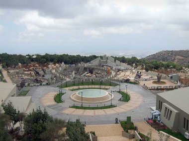 Blick auf das Hisbollah-Museum und die einst von Israel besetzte...